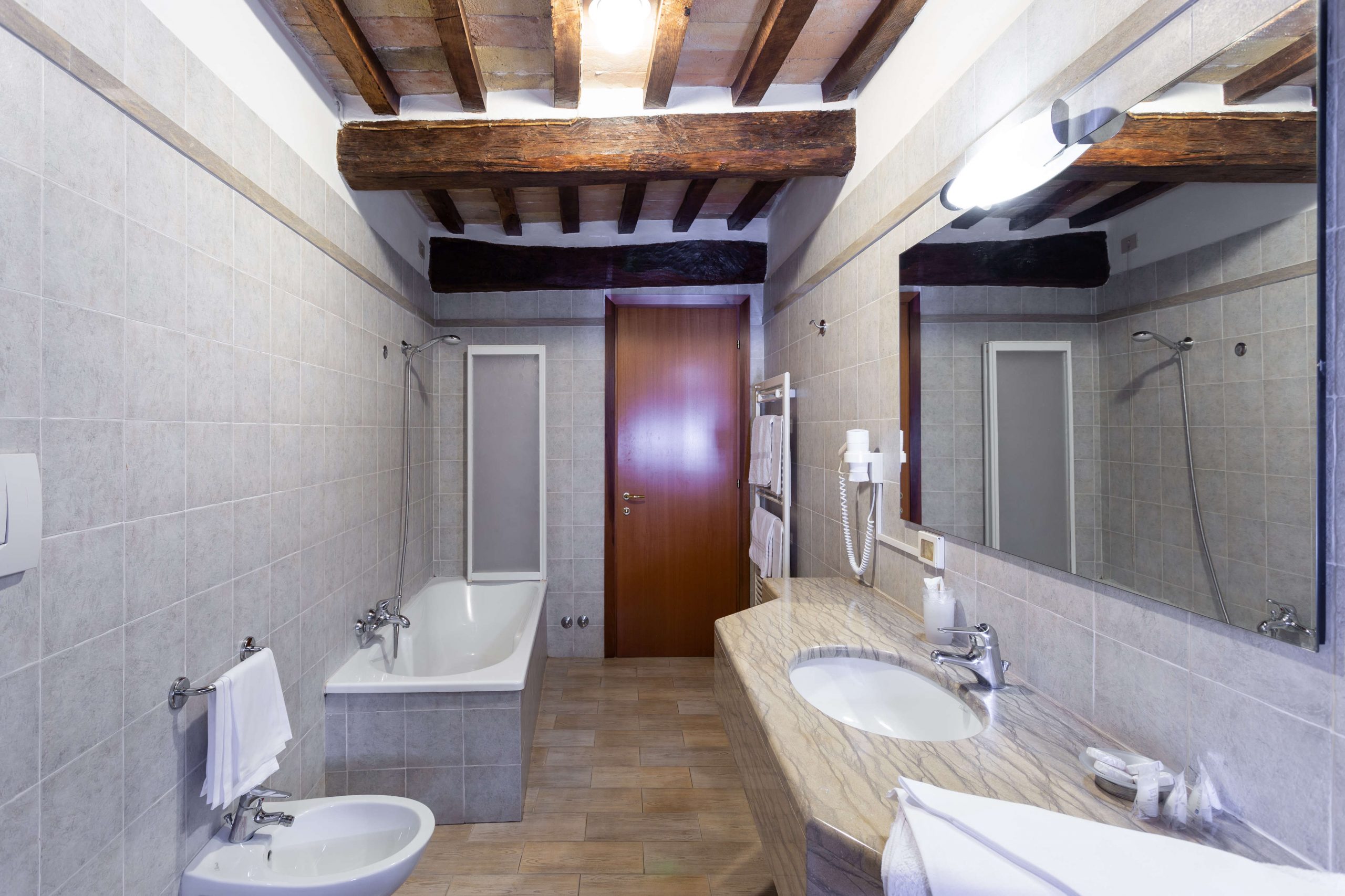 large bathroom exposed beams Spello